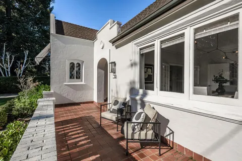 a view of entryway with garden