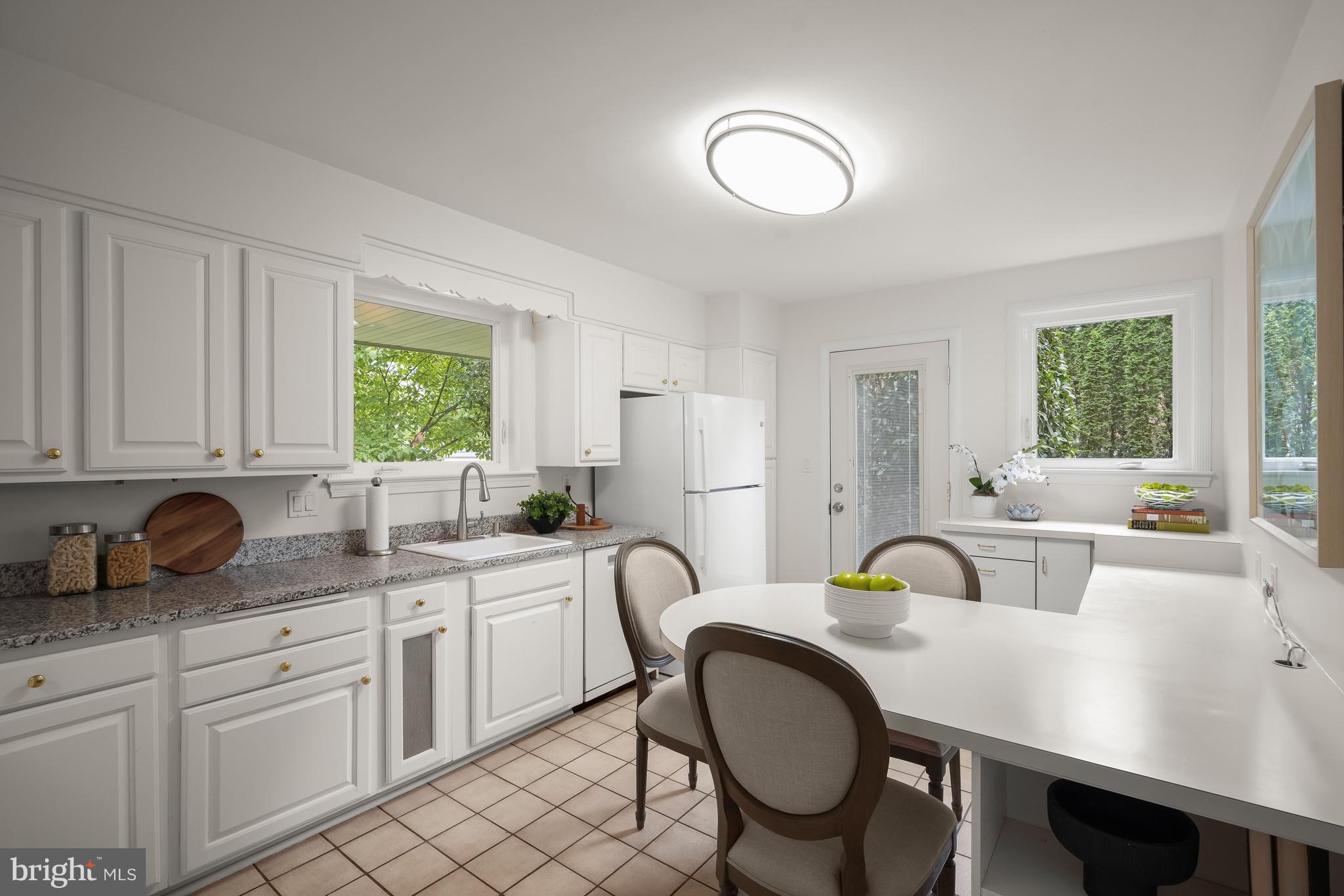 9210 Bardon Road Bethesda, MD 20814 - Photo 9 of 28 Table Space Kitchen