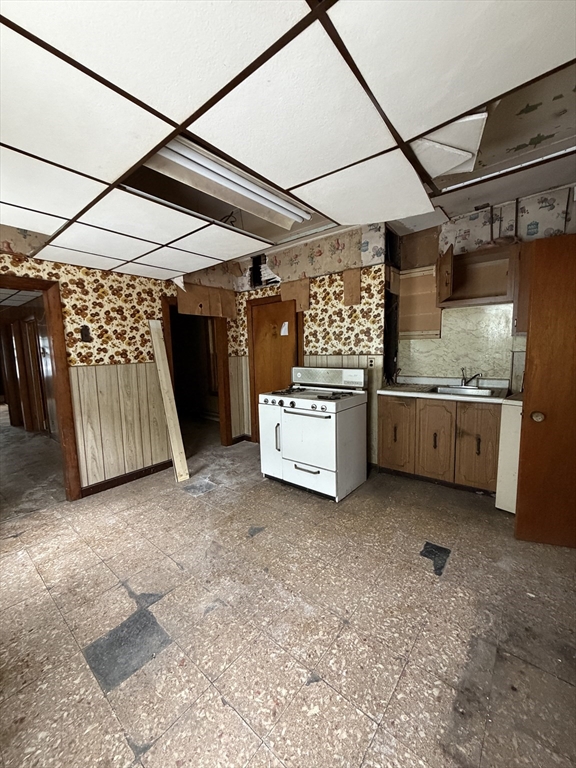 8 Glover Court Boston, MA 02127 - Photo 6 of 7 a utility room with dryer and washer