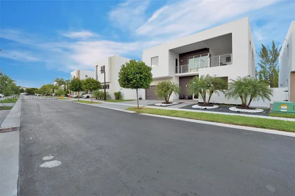 $1,550,000 | 10055 Northwest 77th Street, Doral, FL 33178