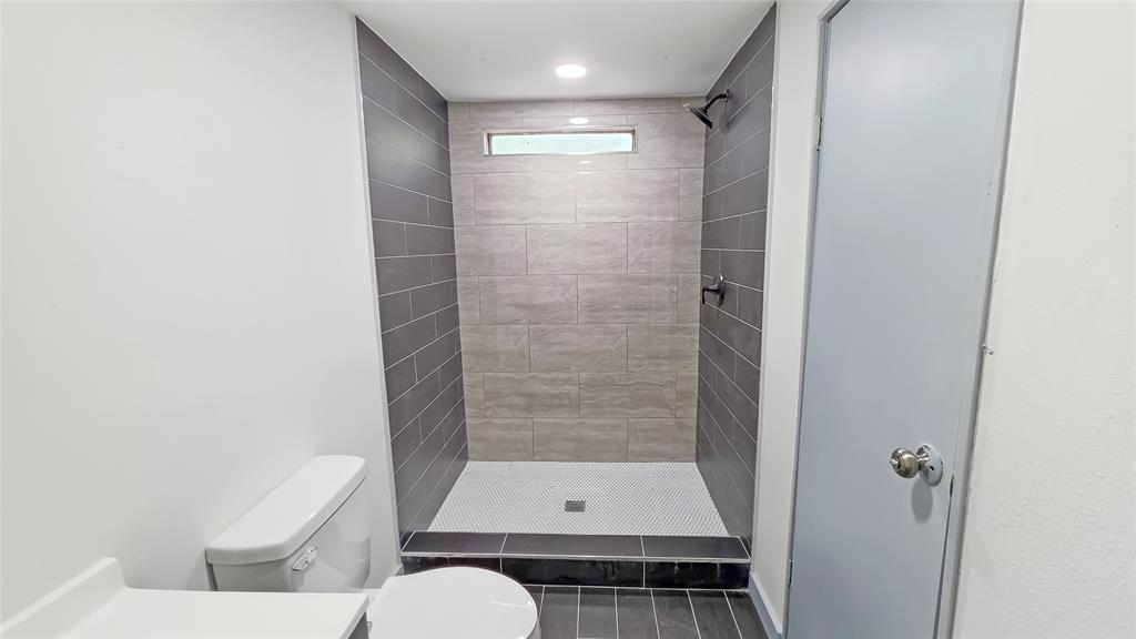 111 Custer Mabank, TX 75156 - Photo 10 of 20 a bathroom with a toilet a sink and shower