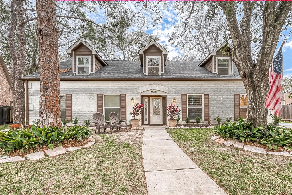 Charming home with great curb appeal on a cul-de-sac boasts an inviting and well-maintained exterior. Architectural details like a welcoming porch or stylish door contribute to a visually appealing property