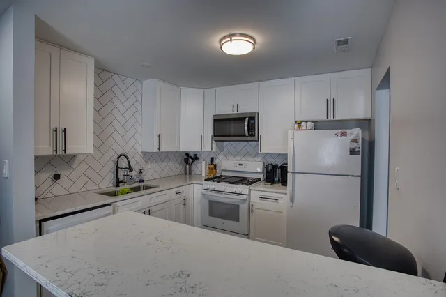 $2,100 | 1732 Harrow Court, Unit D, Wheaton, IL 60189