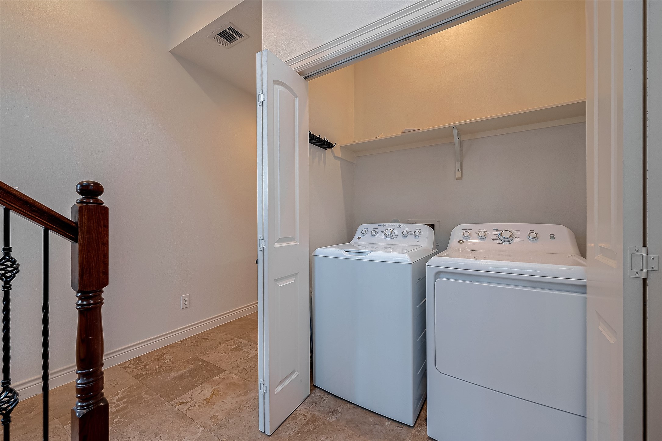 5608 Kansas Street, Unit B Houston, TX 77007 - Photo 12 of 24 Washer and dryer included.