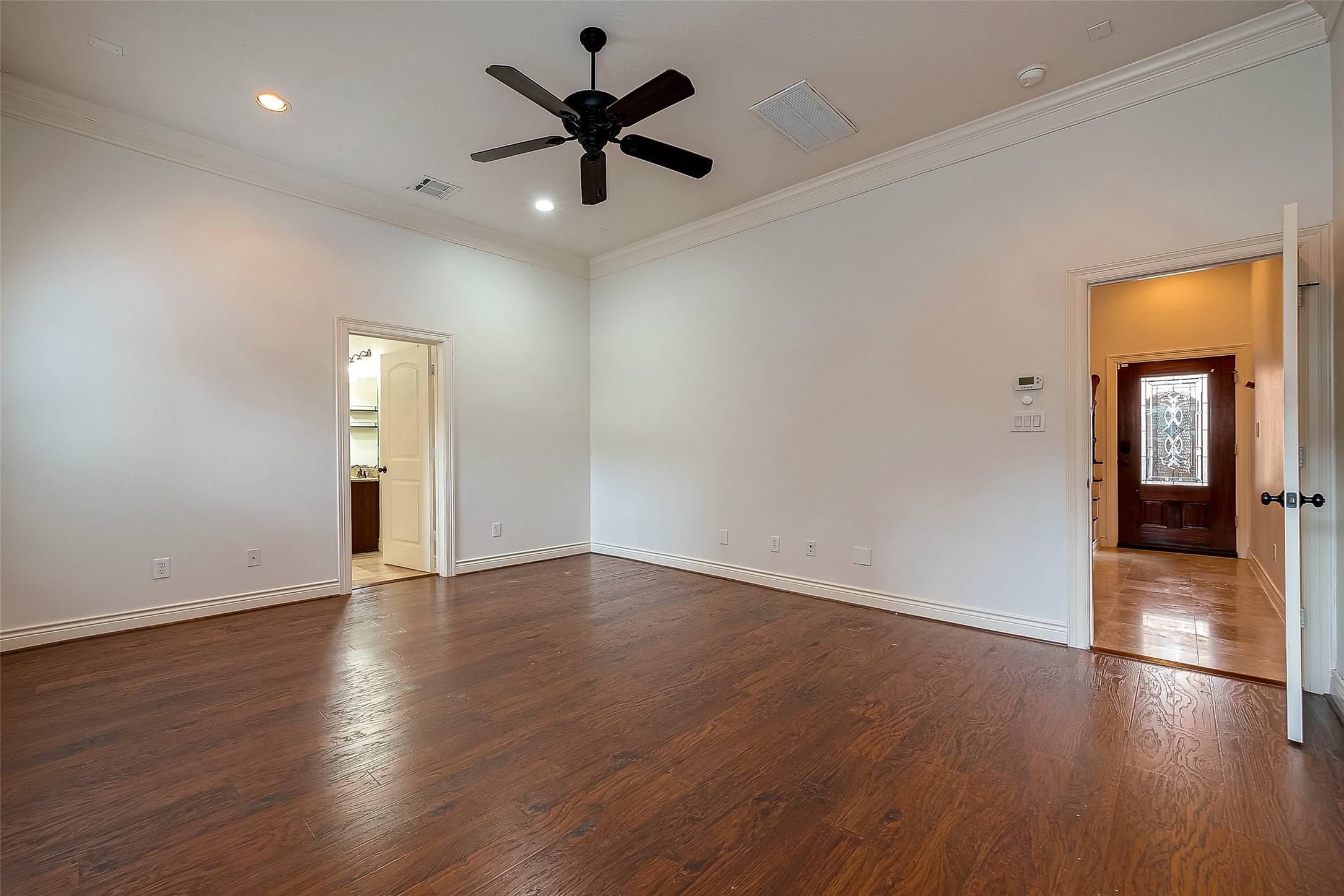 5608 Kansas Street, Unit B Houston, TX 77007 - Photo 15 of 24 Alternate view of primary bedrooms onto the main hall that leads to the front door.