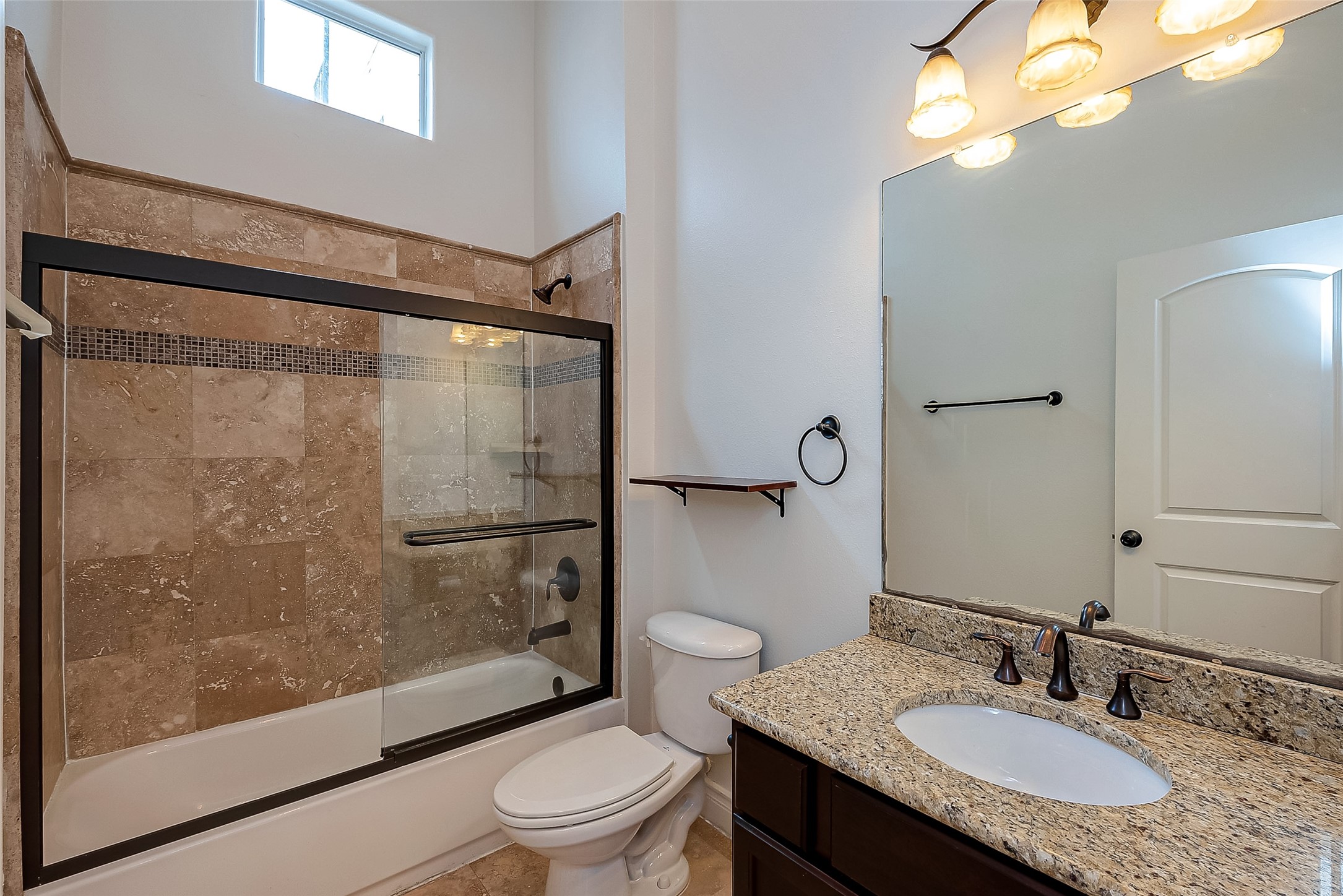 5608 Kansas Street, Unit B Houston, TX 77007 - Photo 20 of 24 Clean full bathroom with a tub/shower combo.