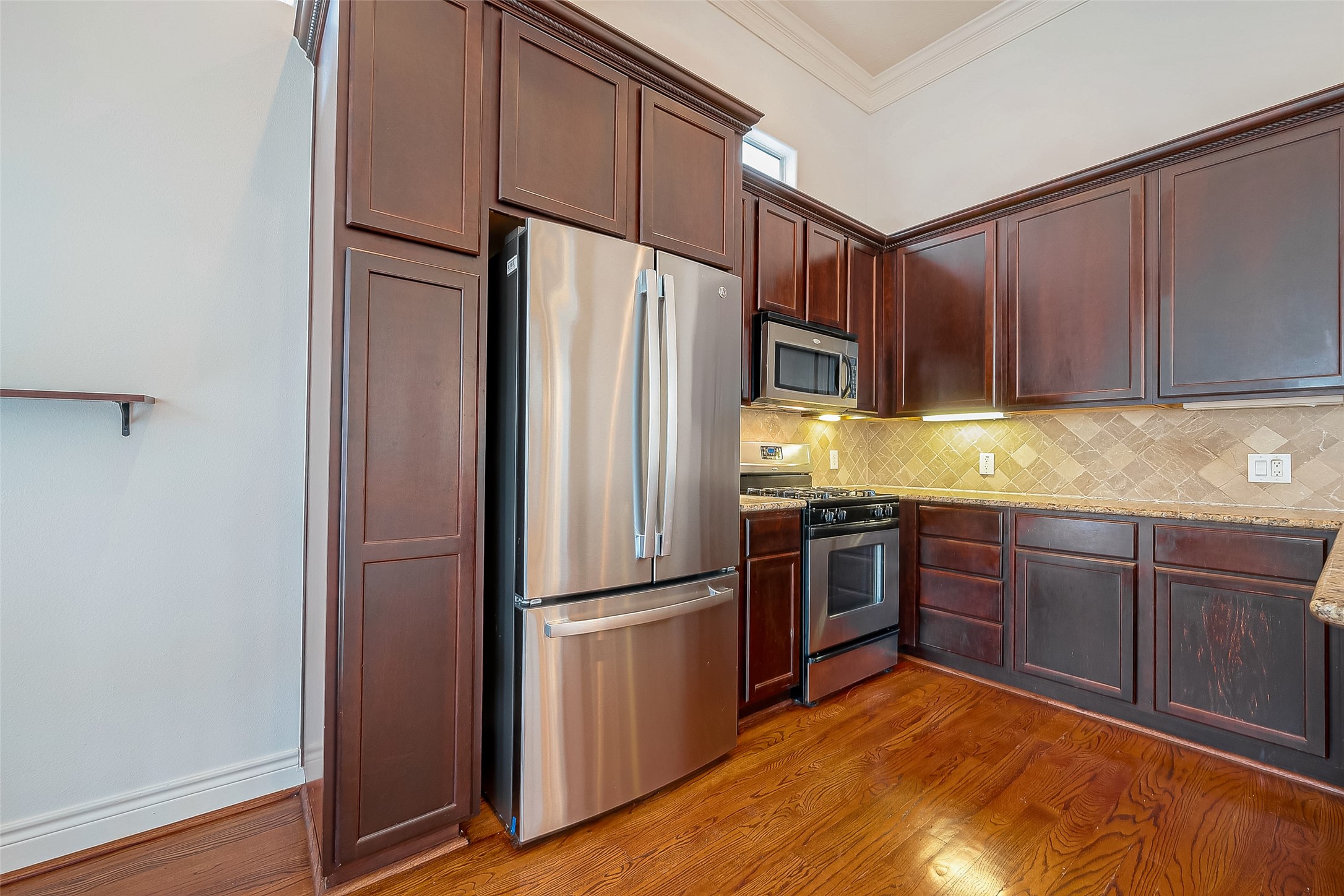 5608 Kansas Street, Unit B Houston, TX 77007 - Photo 7 of 24 Ample cabinetry with under cabinet lighting.