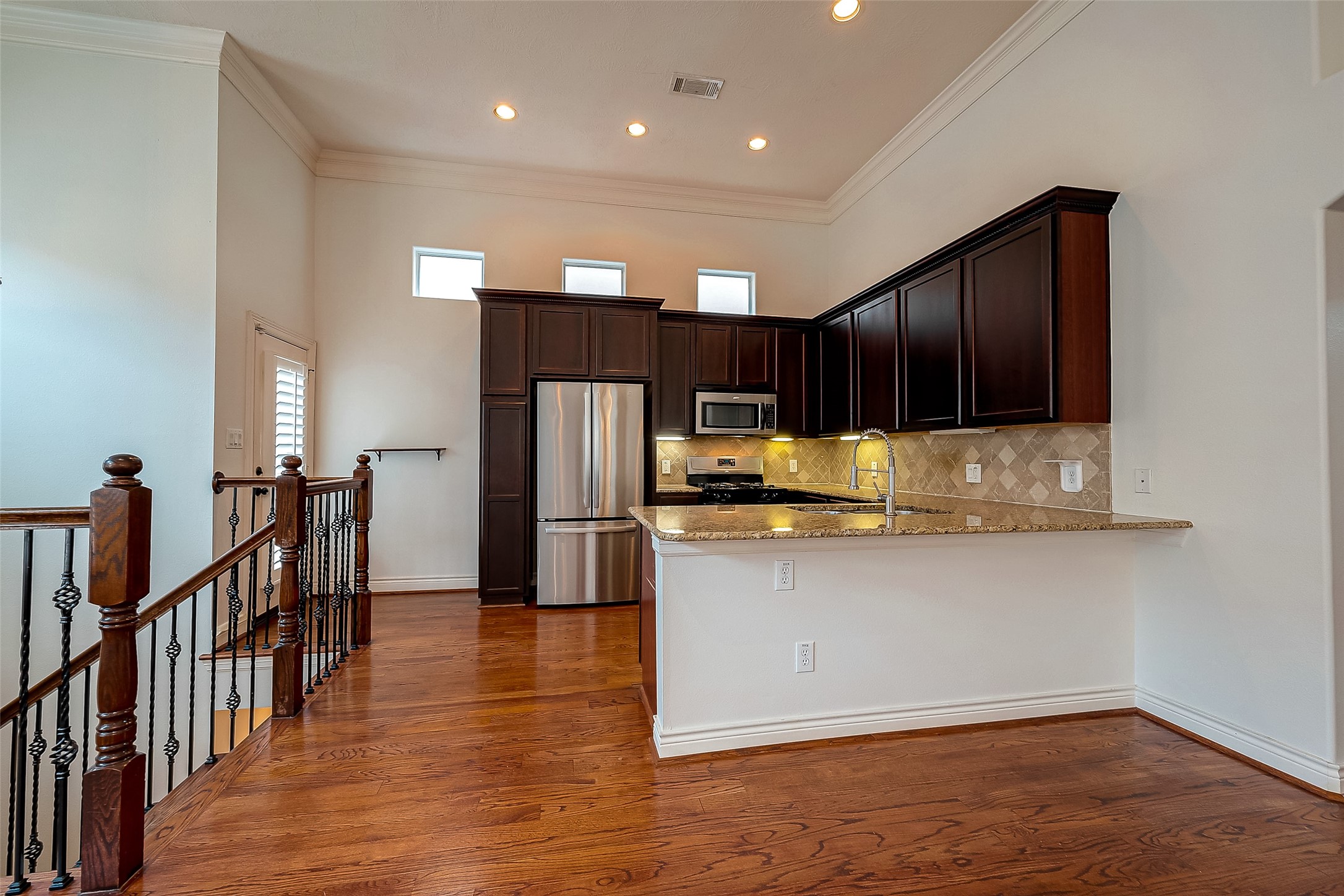 5608 Kansas Street, Unit B Houston, TX 77007 - Photo 10 of 24 Breakfast bar allows flexibility for social gatherings.