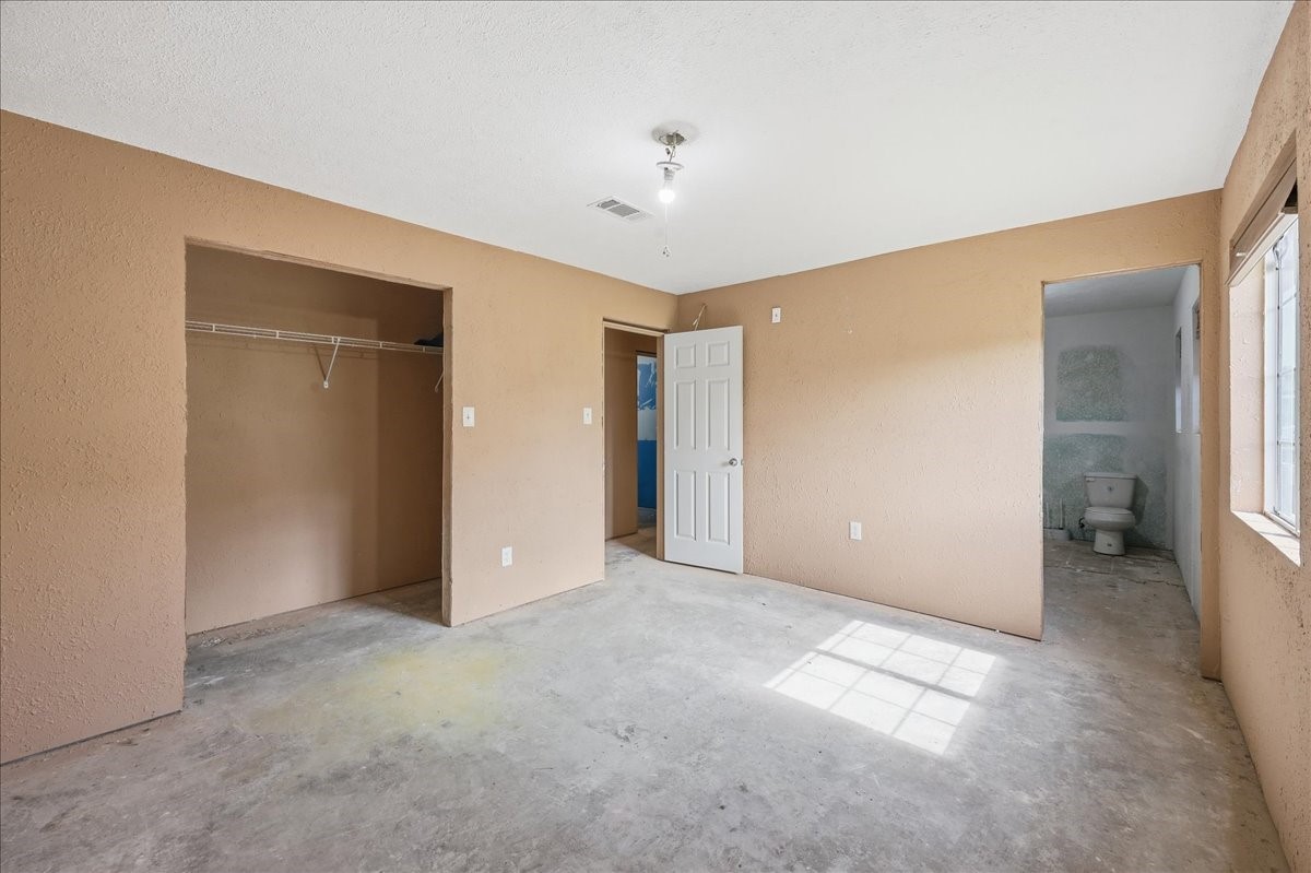 14183 Craigen Road Beaumont, TX 77705 - Photo 14 of 28 Primary suite