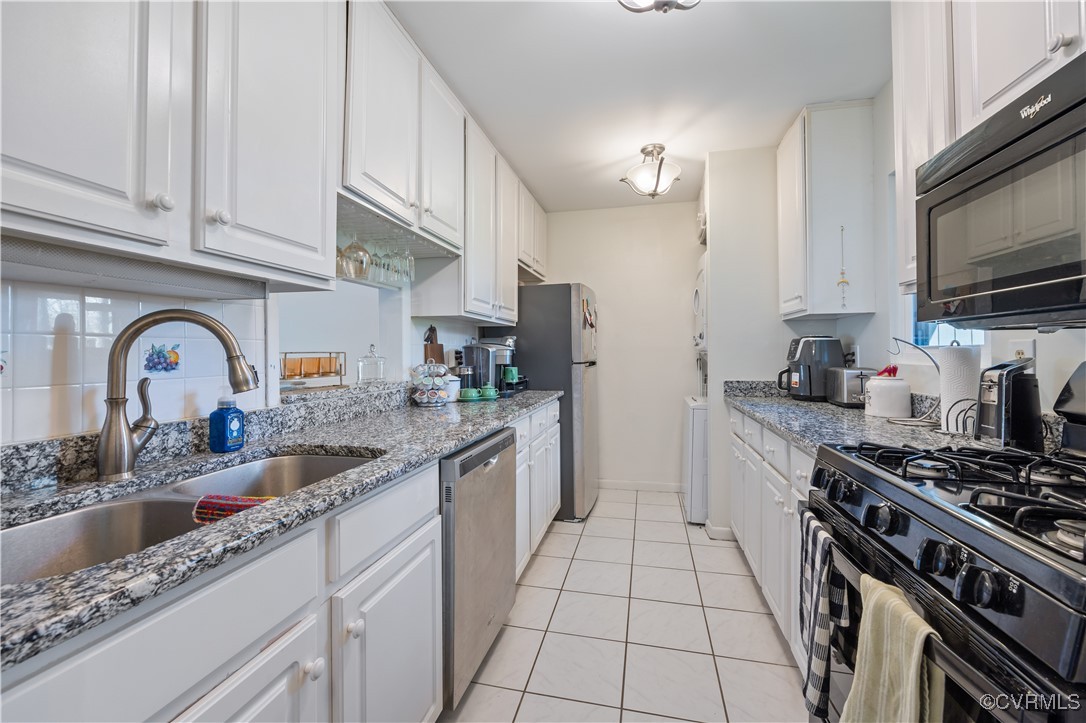 11629 East Briar Patch Drive Midlothian, VA 23113 - Photo 4 of 18 a kitchen with stainless steel appliances granite countertop a sink stove and cabinets