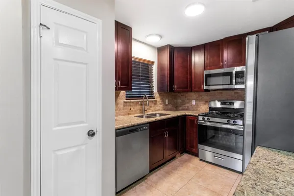 $359,900 | 102 Summer Crest Circle, The Woodlands, TX 77381