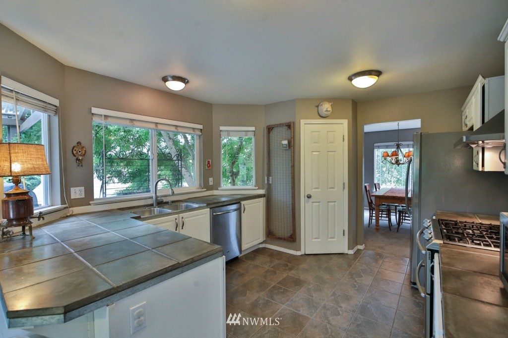 5308 Picnic Point Road Edmonds, WA 98026 - Photo 2 of 25 Gallery Image 2