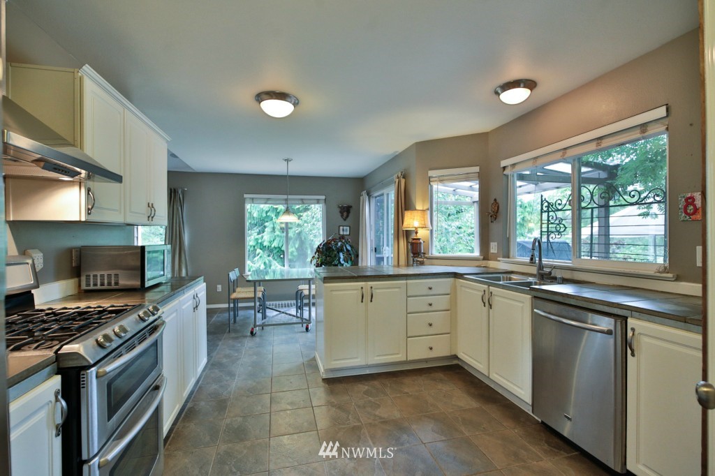 5308 Picnic Point Road Edmonds, WA 98026 - Photo 3 of 25 Gallery Image 3
