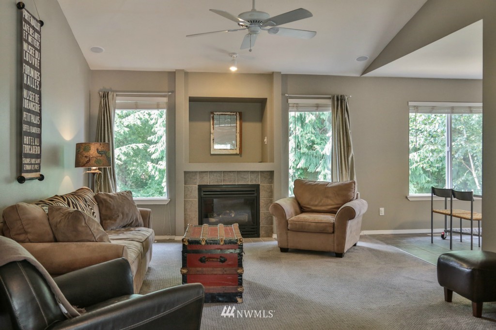 5308 Picnic Point Road Edmonds, WA 98026 - Photo 4 of 25 Gallery Image 4