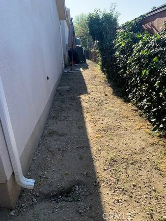 a view of a pathway with a yard