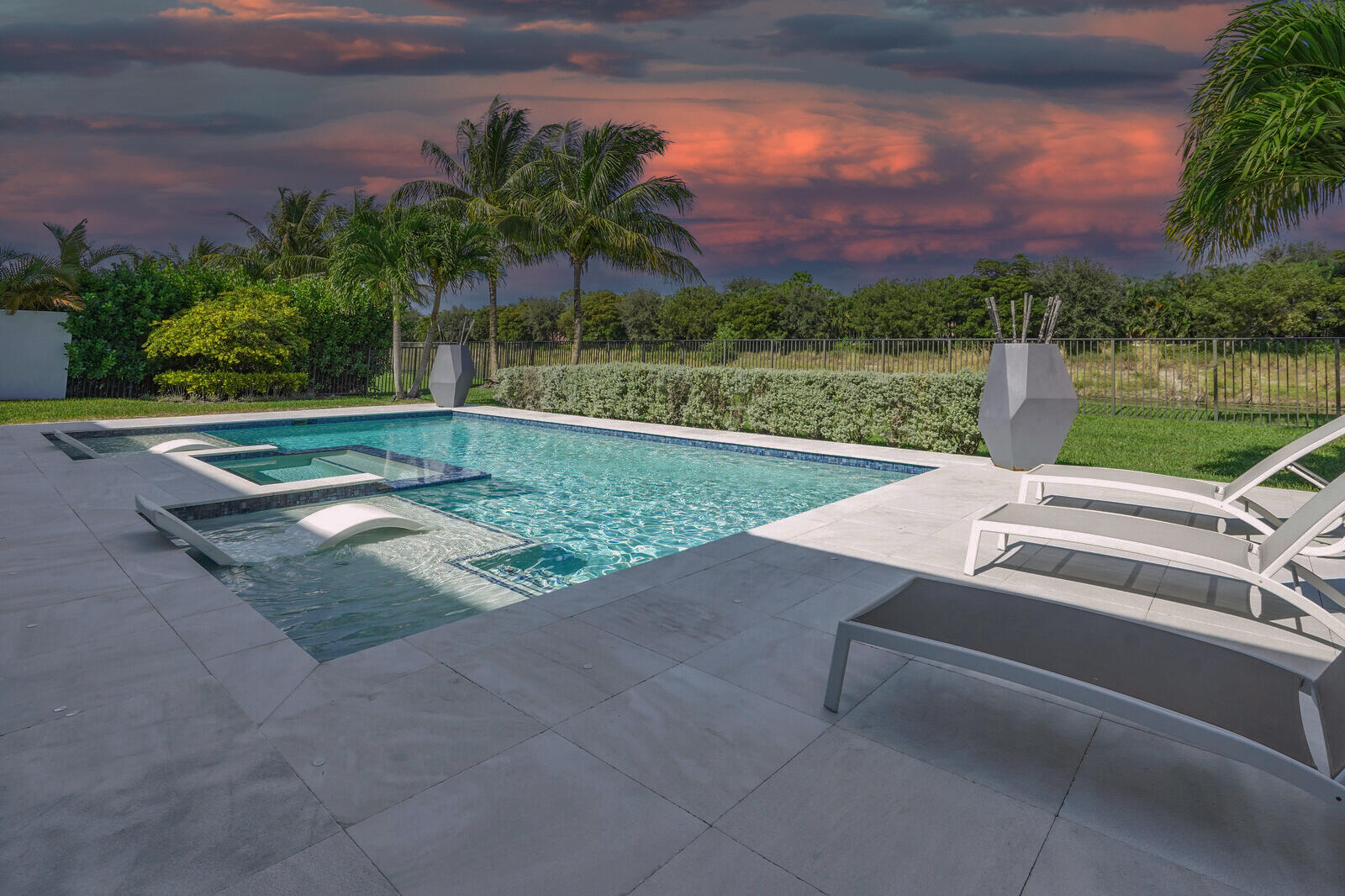 CUSTOM POOL & SPA