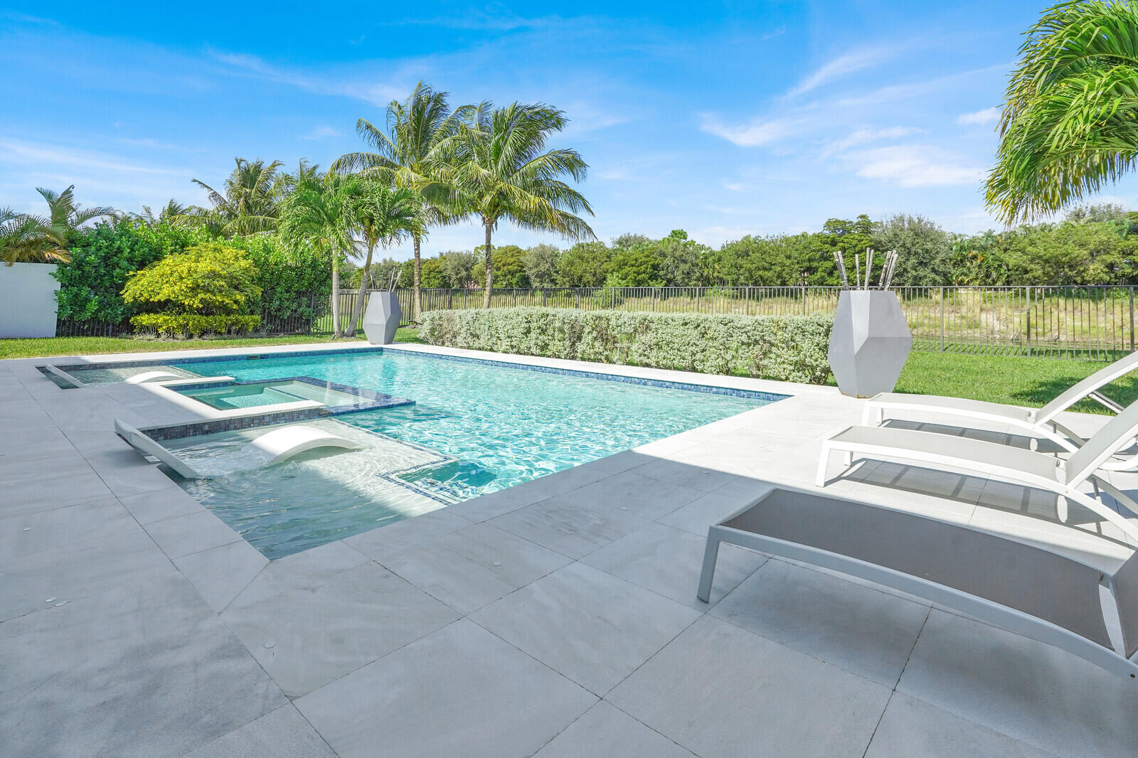 CUSTOM POOL & SPA