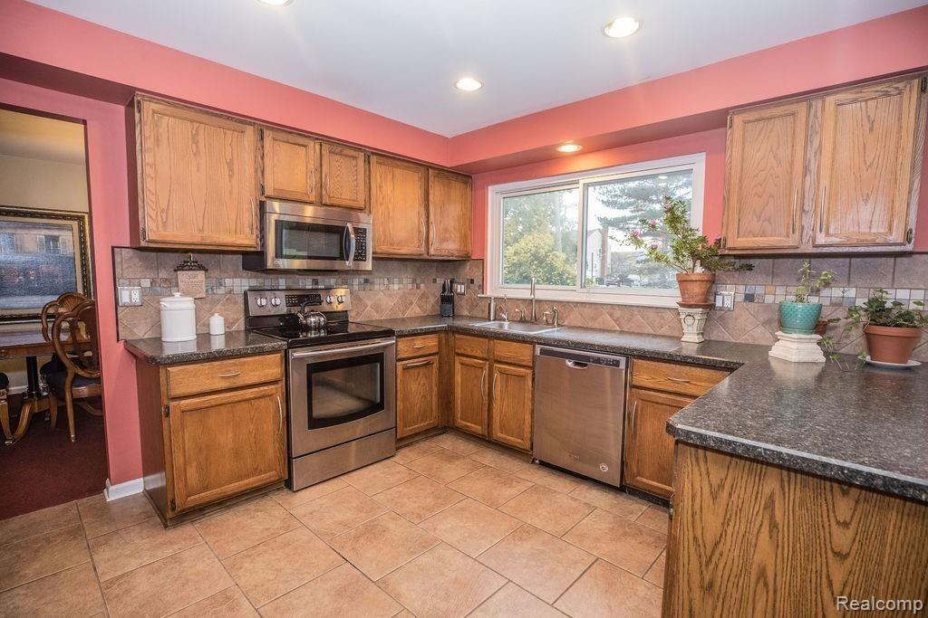 1951 Brookfield Road Rochester Hills, MI 48306 - Photo 8 of 28