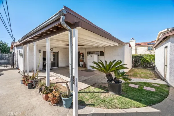 a view of a backyard with plants