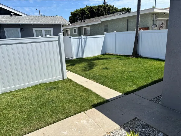 $2,300 | 769 Loma Avenue, Long Beach, CA 90804