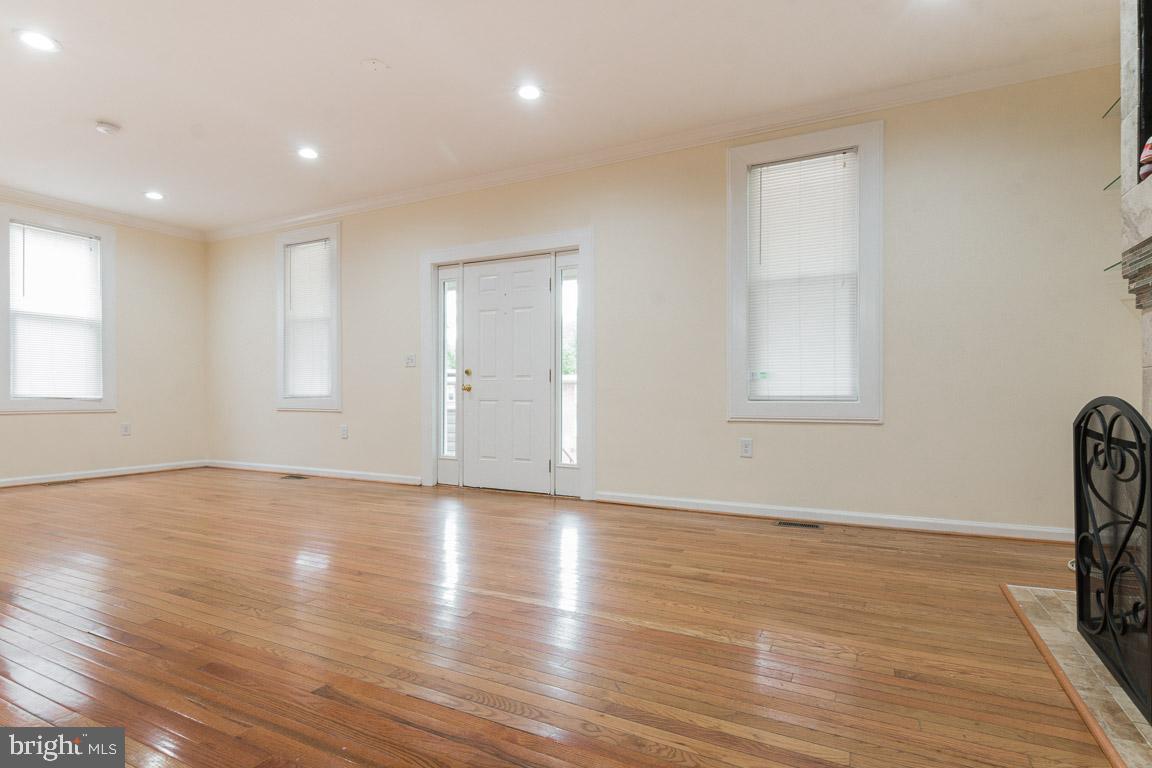 4518 Wakefield Road Baltimore, MD 21216 - Photo 5 of 20 LIVING ROOM