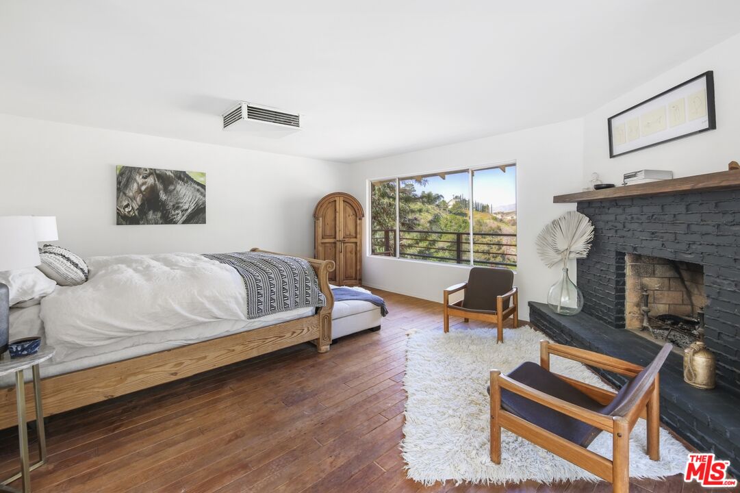 9609 Wornom Avenue Sunland, CA 91040 - Photo 27 of 52 a bedroom with a bed a table and chair