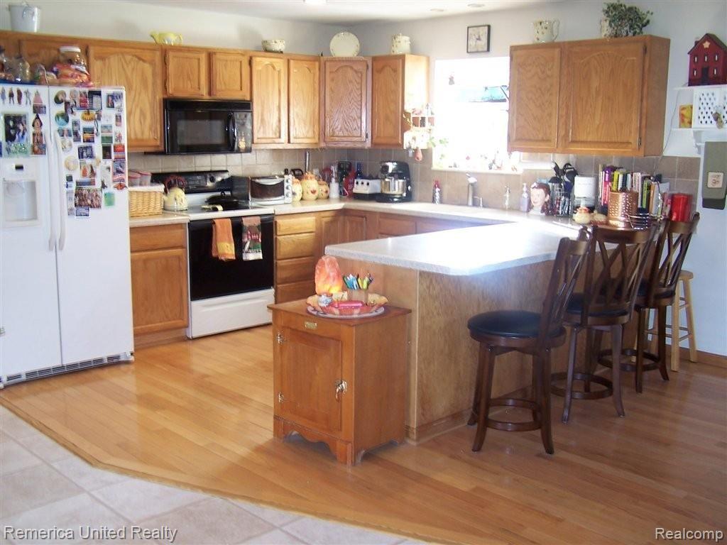 23929 Tuck Road Farmington, MI 48336 - Photo 3 of 6 Tuck kitchen.jpg