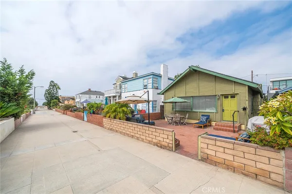 a view of house with outdoor space and porch