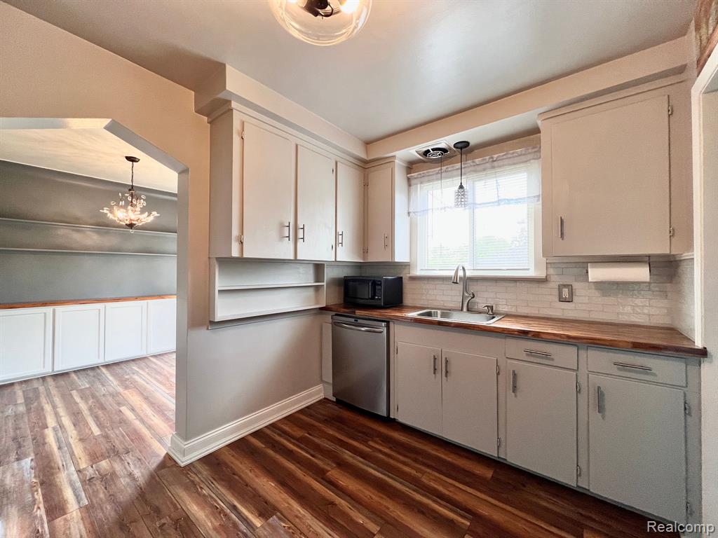 8488 Harding Center Line, MI 48015 - Photo 20 of 42