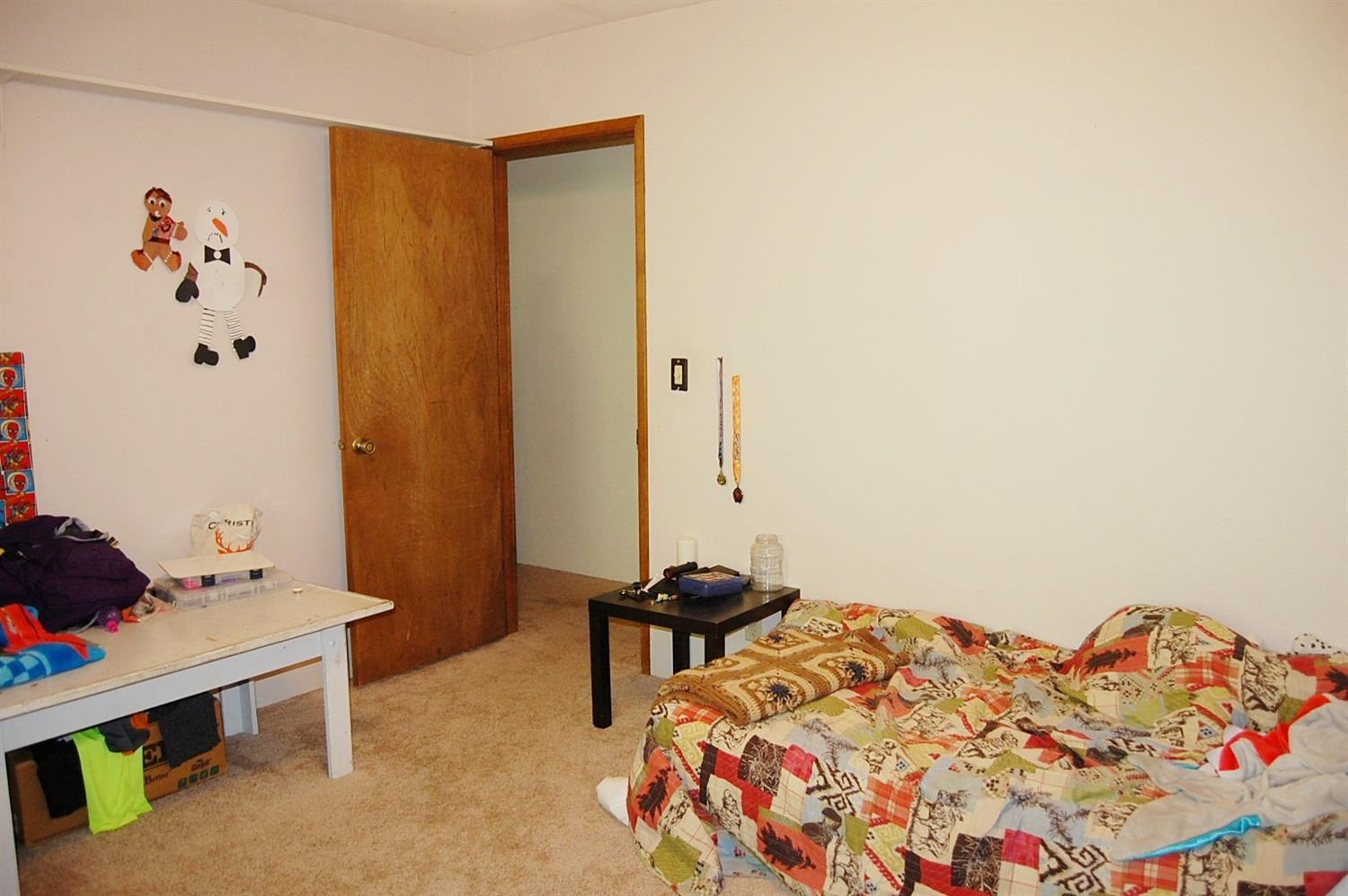 12221 Galice Road Merlin, OR 97532 - Photo 16 of 35 a bedroom with a bed and a window