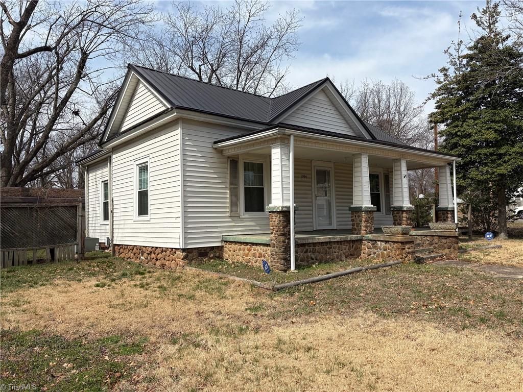 1104 Barnes Street Reidsville, NC 27320 - Photo 5 of 42