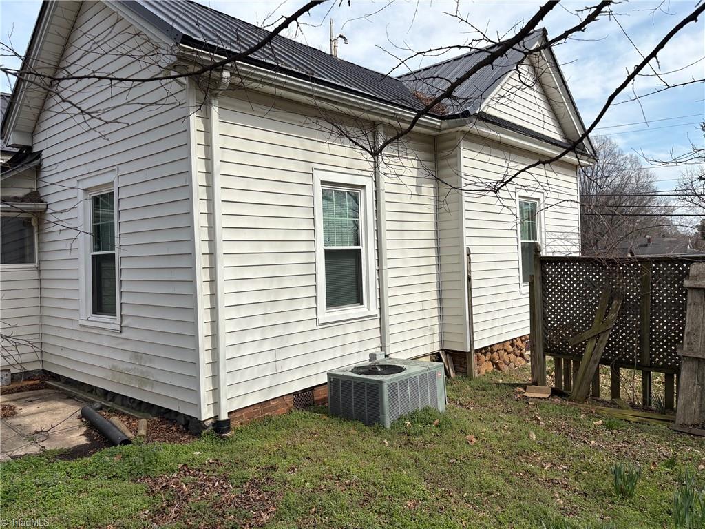1104 Barnes Street Reidsville, NC 27320 - Photo 8 of 42