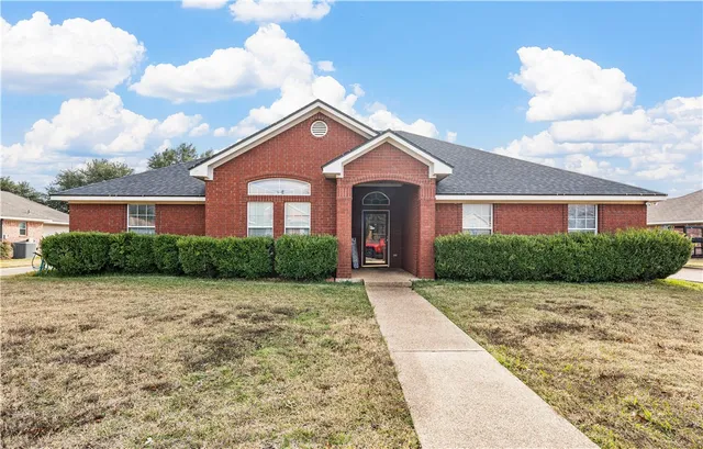 $350,000 | 216 Toluca Trail, Hewitt, TX 76643