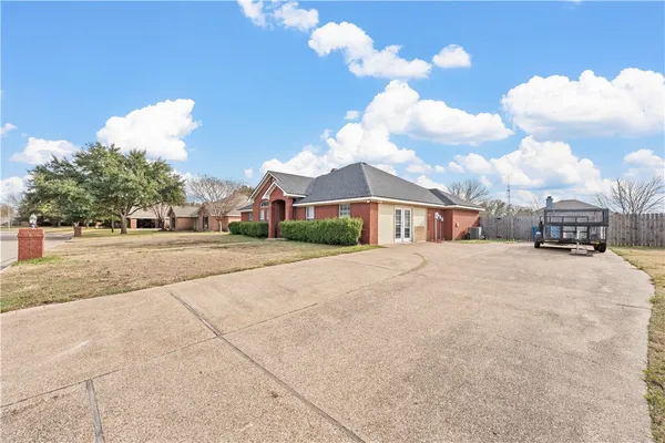$350,000 | 216 Toluca Trail, Hewitt, TX 76643