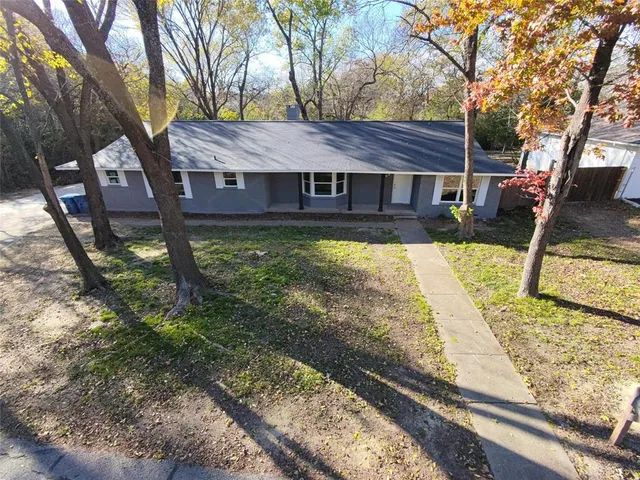 a view of a house with backyard