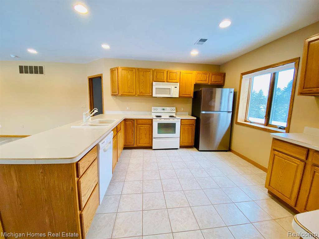 8209 Clyde Road, Unit 2 Fenton, MI 48430 - Photo 4 of 19