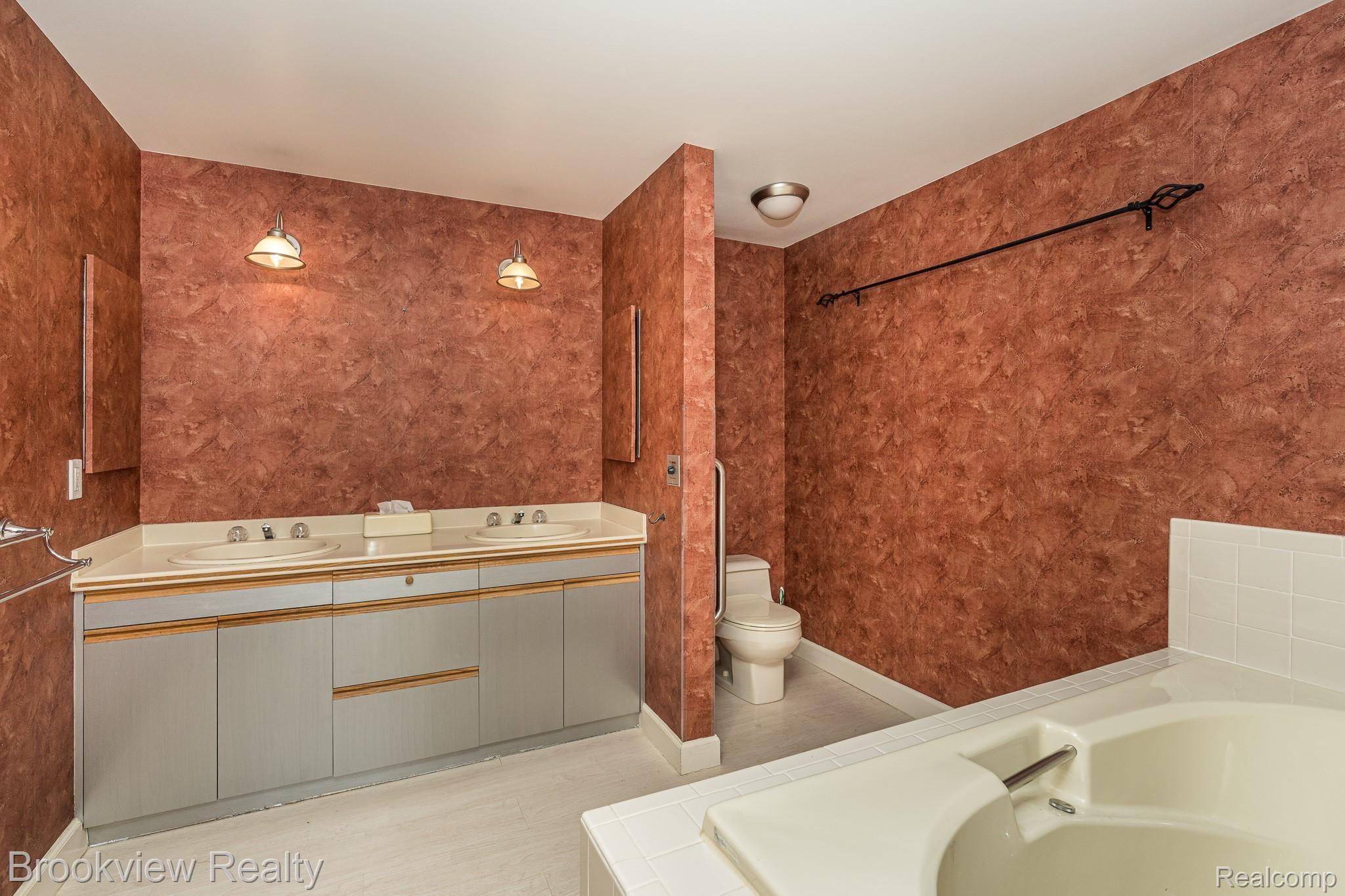 875 GreenView Court, Unit 57 Rochester, MI 48307 - Photo 36 of 47 875 Green View MLS-W016.jpg