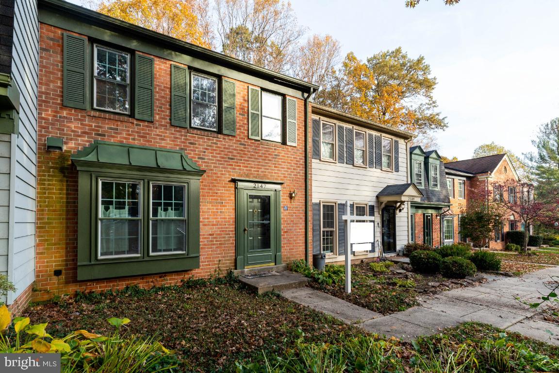2147 Pond View Court Reston, VA 20191 - Photo 2 of 36 Gallery Image 2