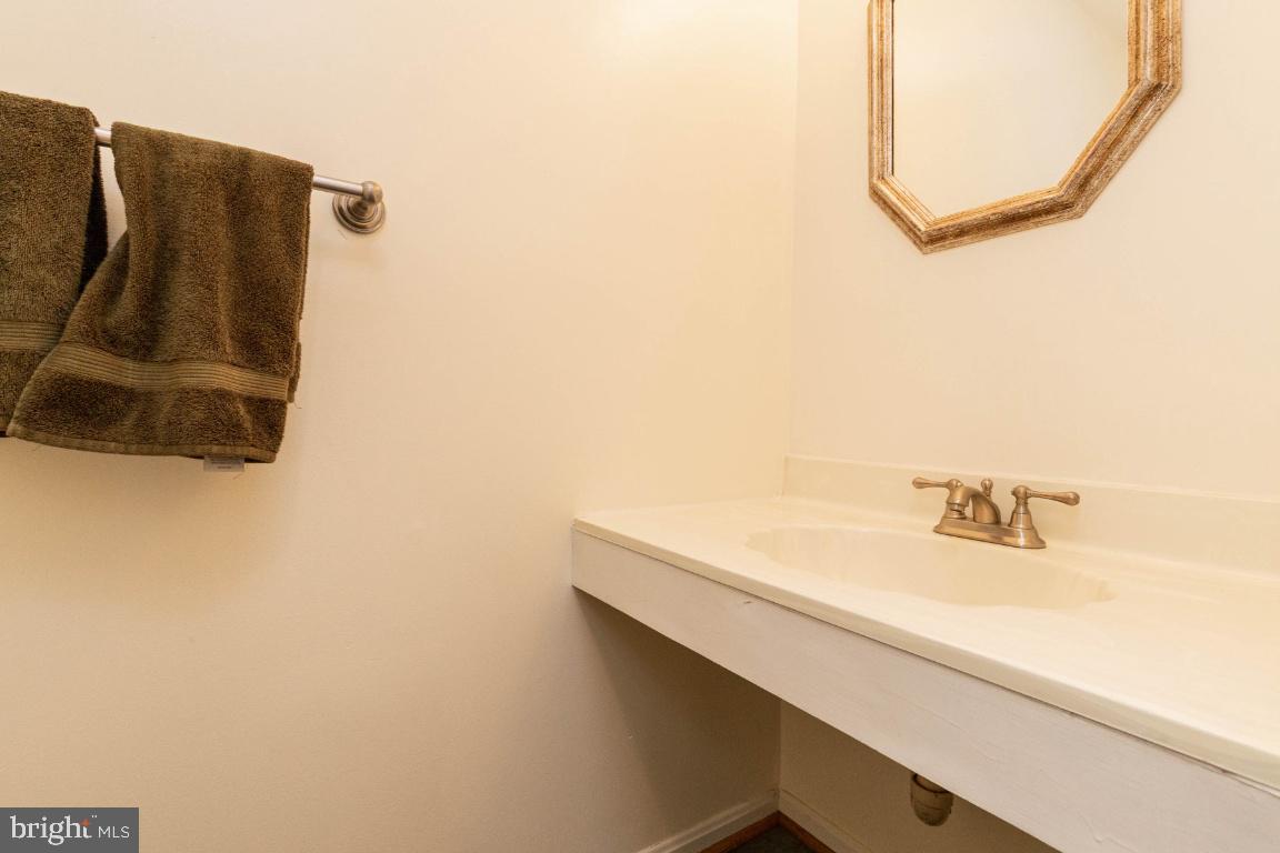 2147 Pond View Court Reston, VA 20191 - Photo 16 of 36 Gallery Image 16