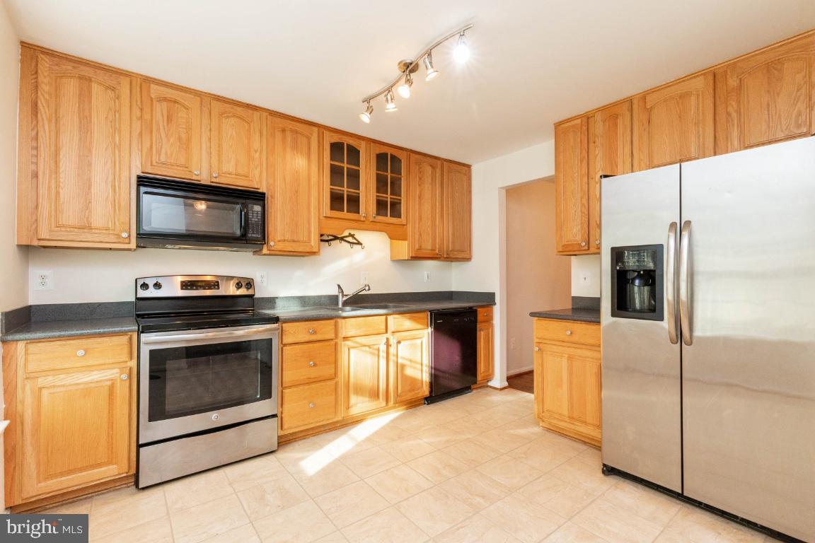 2147 Pond View Court Reston, VA 20191 - Photo 6 of 36 Gallery Image 6