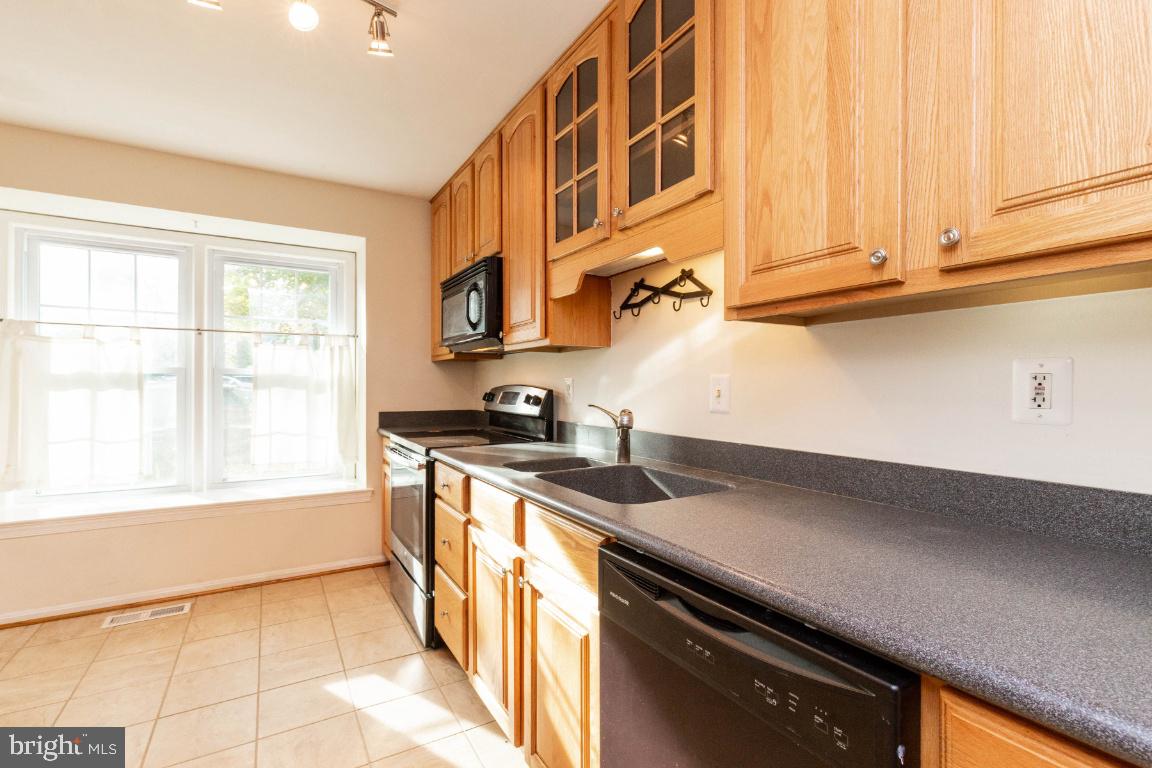 2147 Pond View Court Reston, VA 20191 - Photo 7 of 36 Gallery Image 7