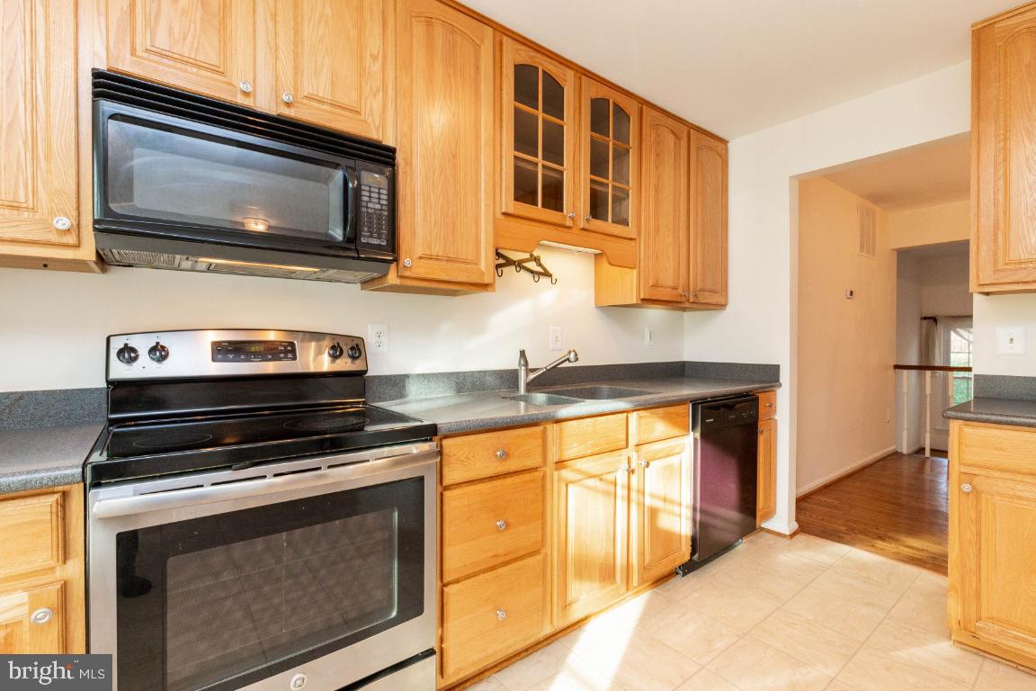 2147 Pond View Court Reston, VA 20191 - Photo 8 of 36 Gallery Image 8
