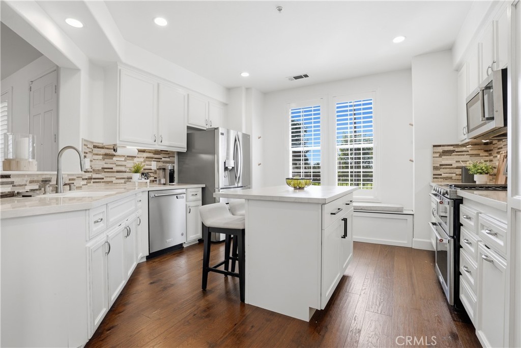72 Sellas Road North Ladera Ranch, CA 92694 - Photo 10 of 59 Kitchen