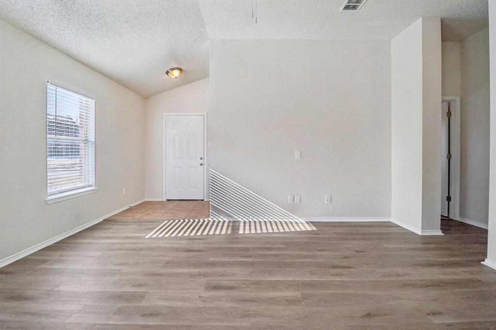 4701 Sea Ridge Drive Fort Worth, TX 76133 - Photo 4 of 35