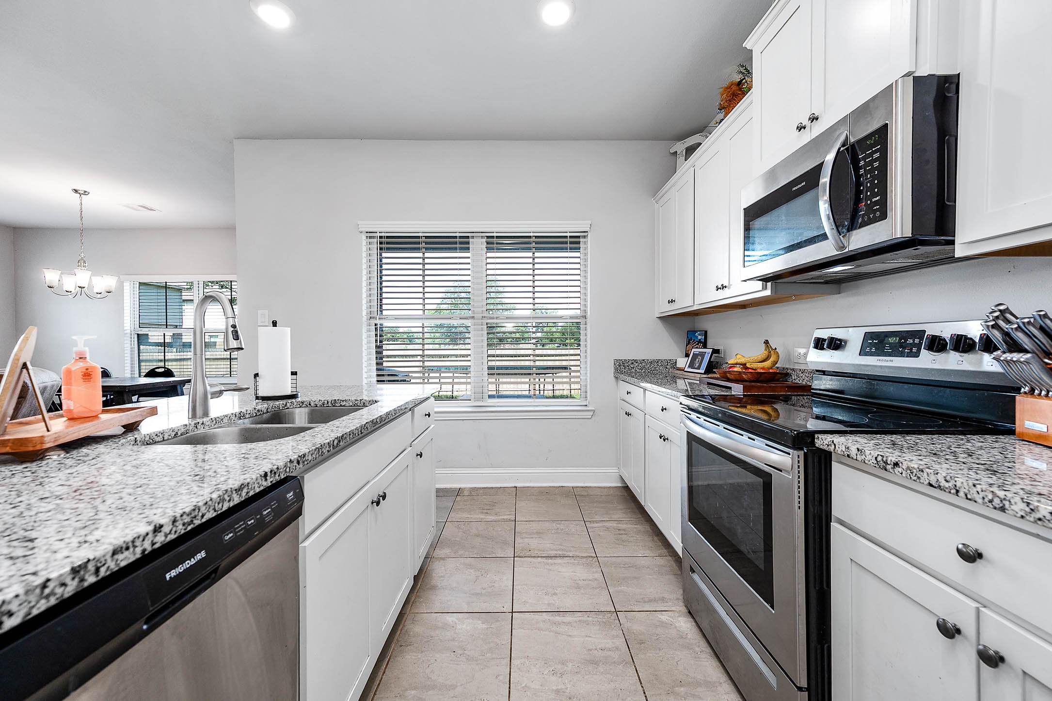 305 Bryan Way Angleton, TX 77515 - Photo 15 of 31 Kitchen