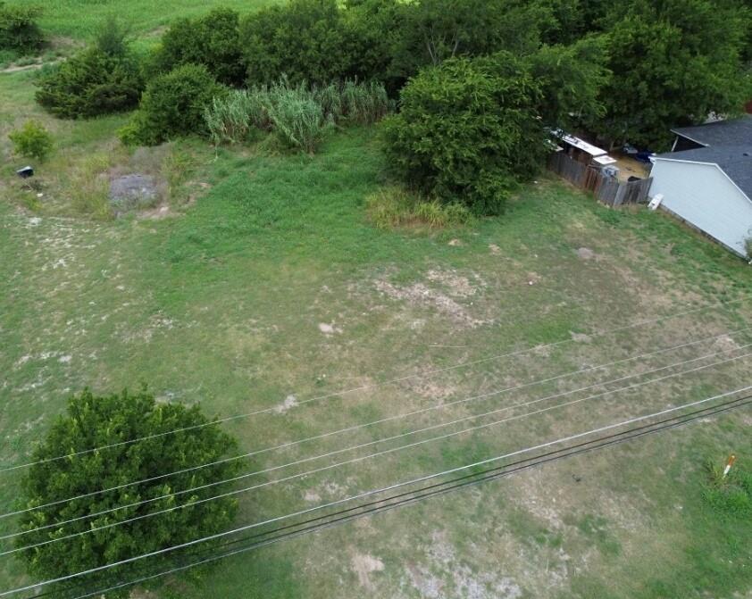 224 Overlook Drive Red Oak, TX 75154 - Photo 4 of 11 a backyard of a house with lots of green space and plants