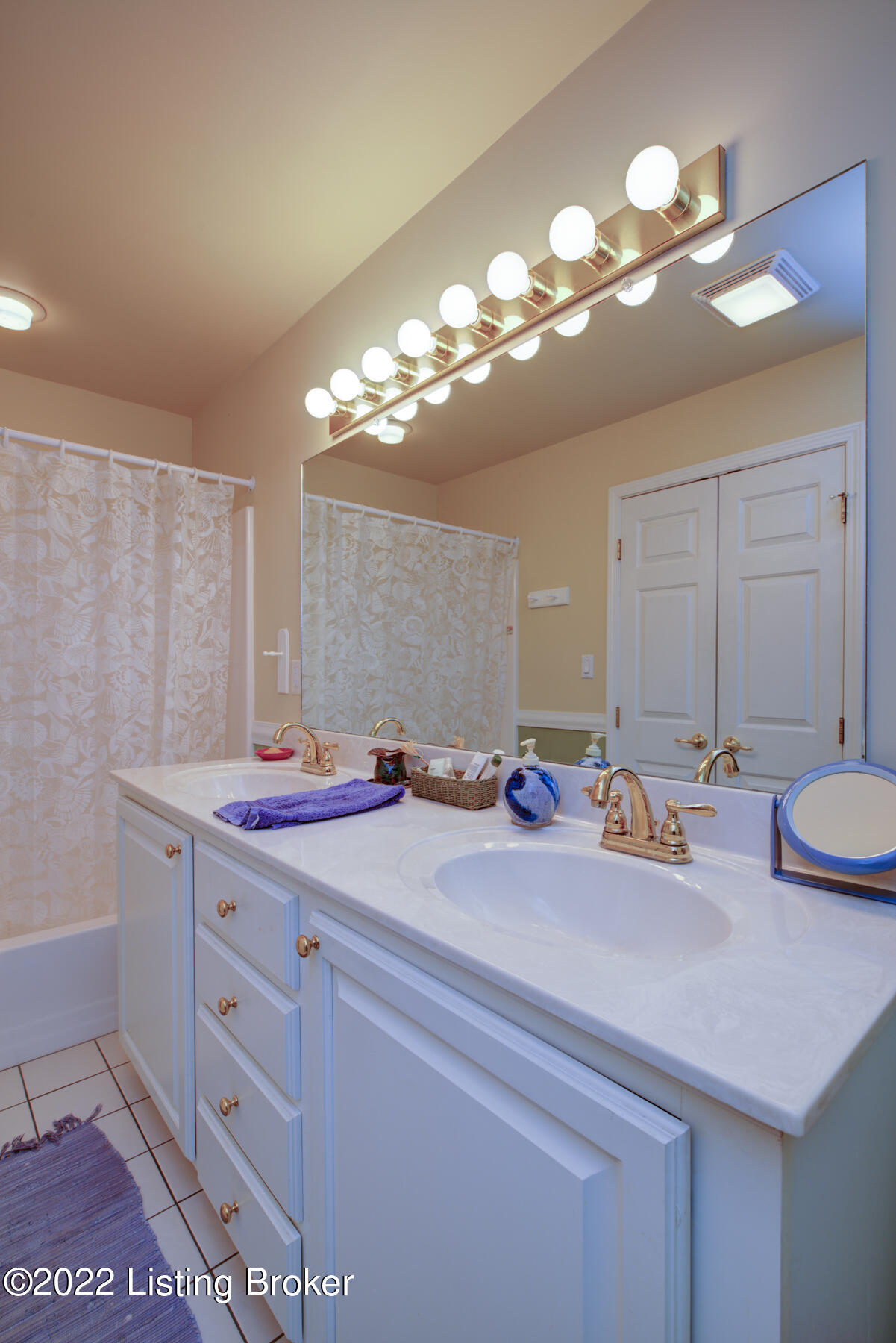 7102 Fox Harbor Road Prospect, KY 40059 - Photo 24 of 47 bath on lst floor next to bedroom