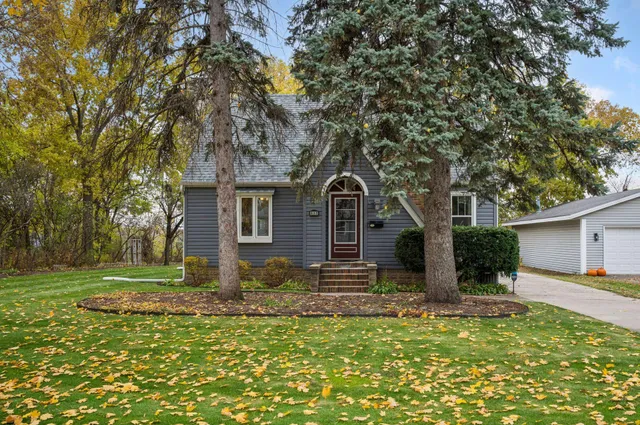 $324,900 | 833 Summit Avenue, St. Paul Park, MN 55071