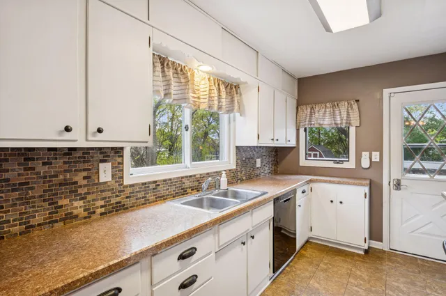 $329,900 | 833 Summit Avenue, St. Paul Park, MN 55071