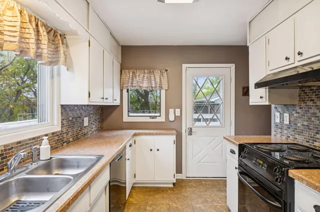 $329,900 | 833 Summit Avenue, St. Paul Park, MN 55071